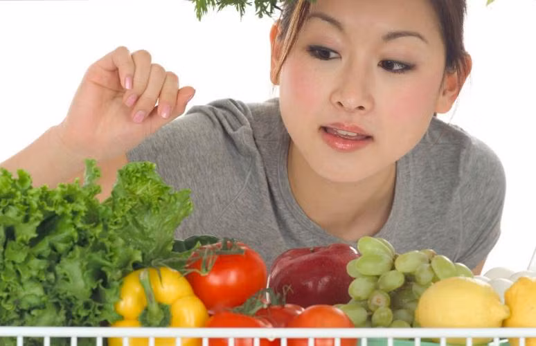 Thức ăn mà chúng ta ăn tạo nên sự khác biệt lớn cho tóc của chúng ta. Ăn nhiều trái cây và rau quả giúp làm cho mái tóc dài và khỏe.