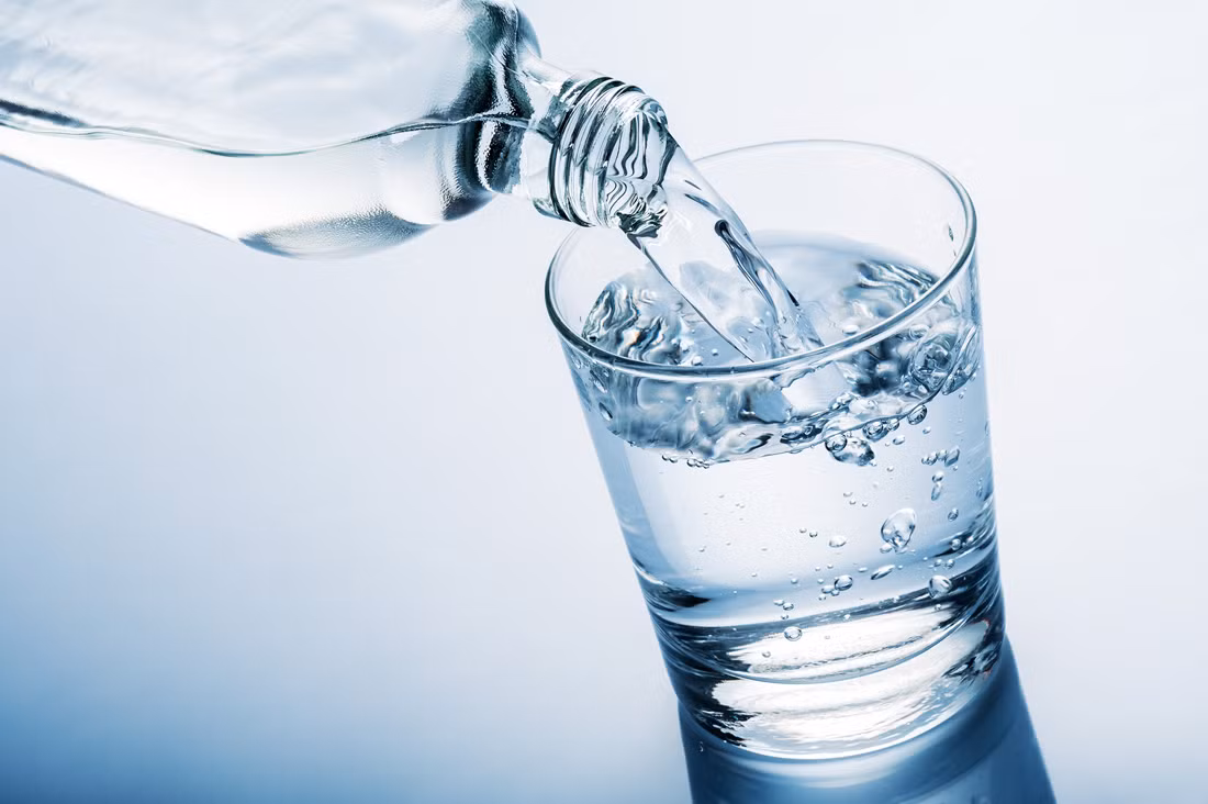 Uống đủ nước là chìa khóa cho làn da đẹp và mái tóc khỏe mạnh. Nước giúp tăng cường lớp biểu bì tóc và giúp lưu thông các protein vào tóc bạn.
