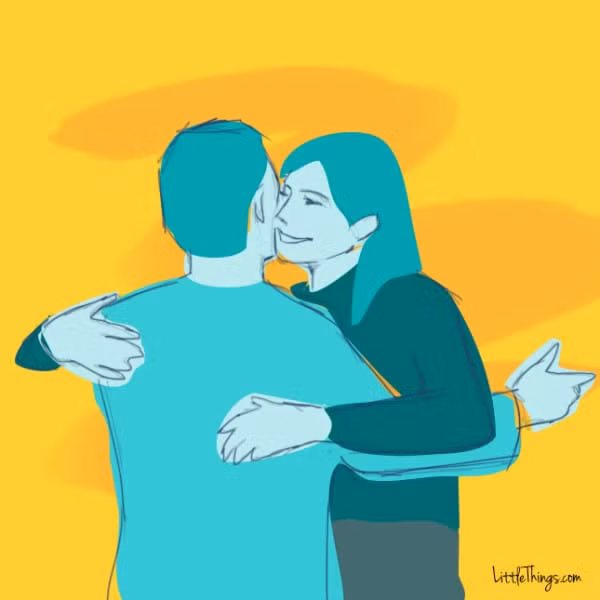  3. Ôm bạn qua lưng Là một cái ôm nói về tình bạn, kèm theo một cái vỗ nhẹ vào lưng, kiểu ôm này không cho thấy cảm giác liên quan đến sự thân mật. Cho nên, nó không phải là một biểu hiện của chuyện tình lãng mạn. Hai người biết đích xác vị trí của mình ở đâu. Các chuyên gia tâm lý cho biết đây là cách những người đàn ông ôm bạn bè của họ, nó không lãng mạn chút nào. Và khi một anh chàng thường xuyên ôm bạn như thế này, nó có nghĩa là mối quan hệ không phát triển.