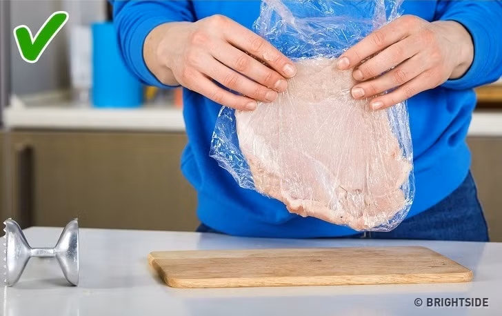 Trước khi giã thịt mềm, hãy gói nó bằng vài lớp màng bọc nilon. Bằng cách này, miếng thịt sẽ không bị nát và thớt sẽ vẫn sạch sẽ.
