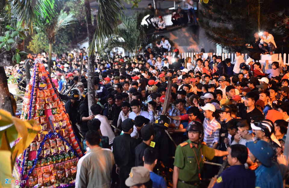 Đến 22h cùng ngày, hàng nghìn người dân địa phương và khách thập phương đã đứng kín quanh hàng rào khuôn viên đình, chờ làm lễ. Họ chờ đến 24h, khi ban tổ chức đốt hình nộm ông Tiêu, để xin đồ cúng lấy lộc đầu năm.