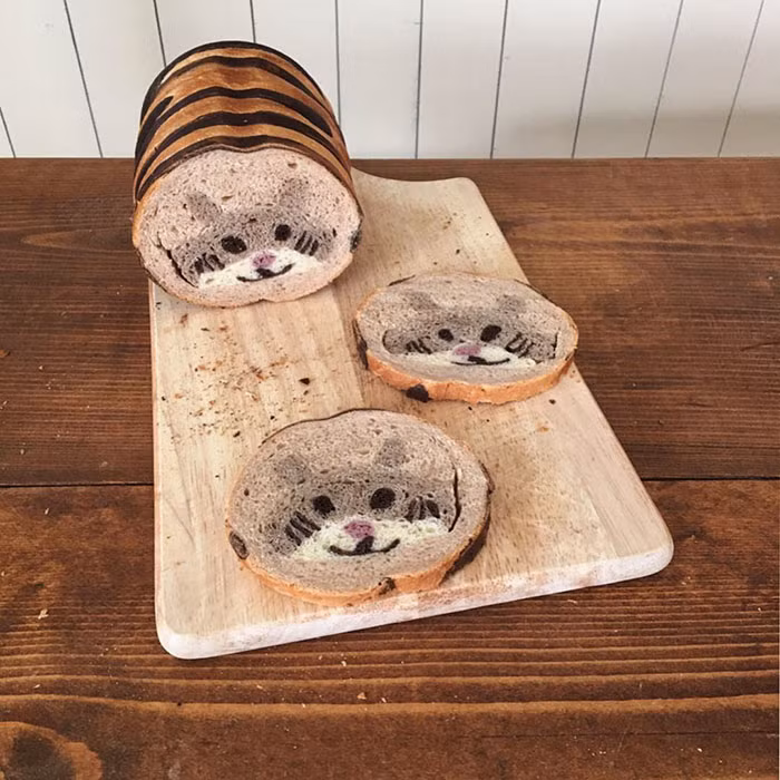 Chiếc bánh mì hình mặt thú.