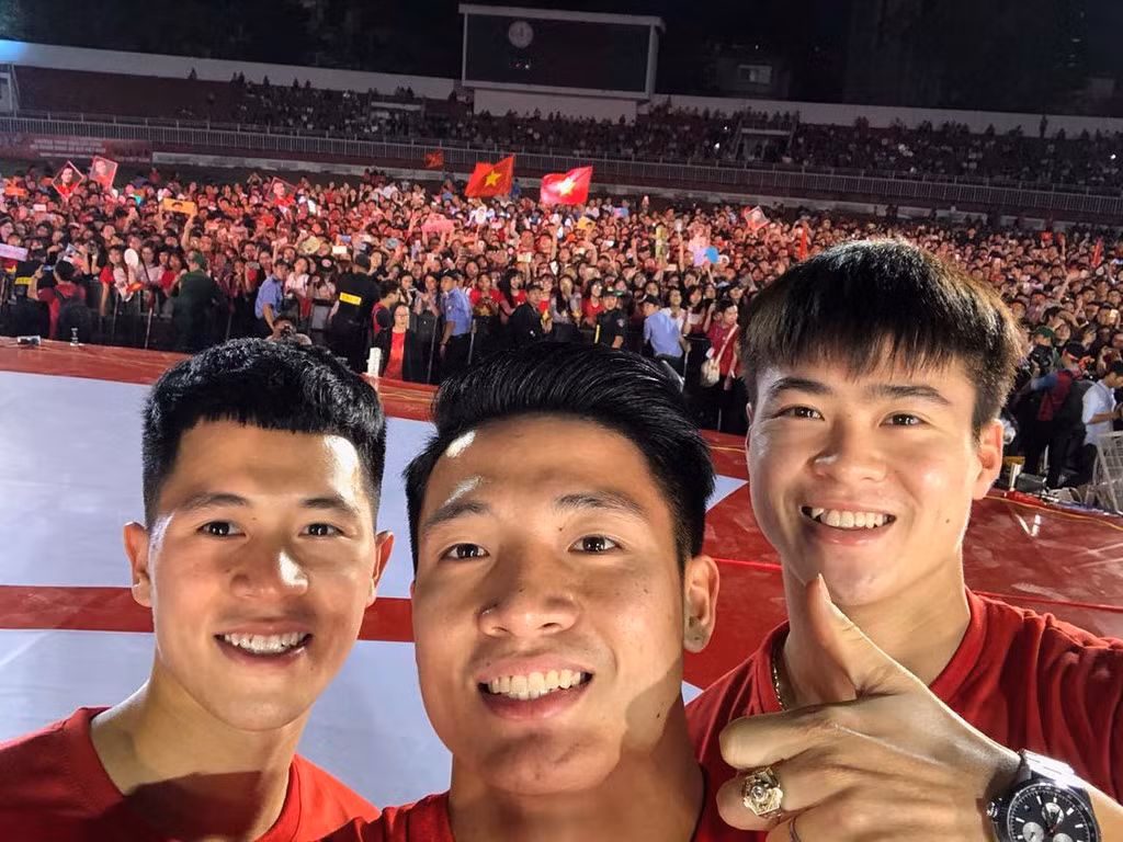 Sau đó ít hôm, 3 chàng hậu vệ điển trai có thời gian "tút tát" nhan sắc và cover lại khoảnh khắc đó tại sân vận động Thống Nhất, TP.HCM.