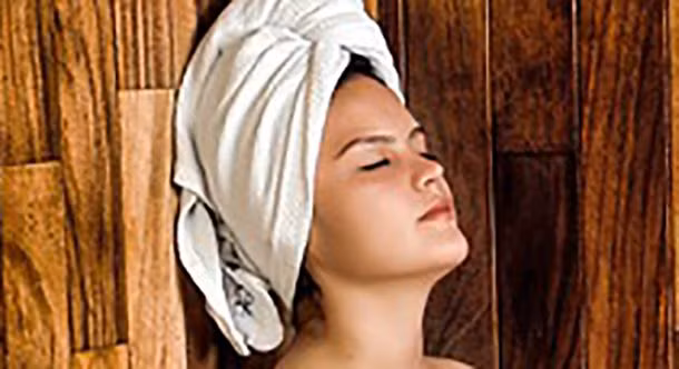Không quấn tóc ướt trong khăn. Tóc ướt sau khi tắm là dễ bị tổn thương và có thể dẫn đến các sợi tóc bị hư hỏng và xù rối nếu bạn dùng khăn cuốn luôn.
