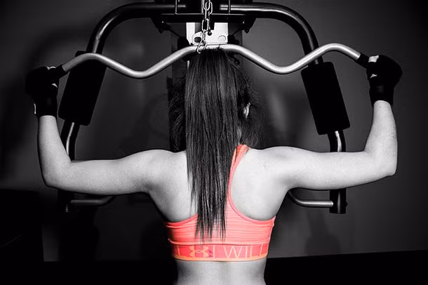 Đừng đợi quá lâu để tắm sau khi tập luyện thể thao. Mồ hôi trên da của bạn sẽ gây ra vi khuẩn dẫn đến phát ban da và mụn trứng cá.