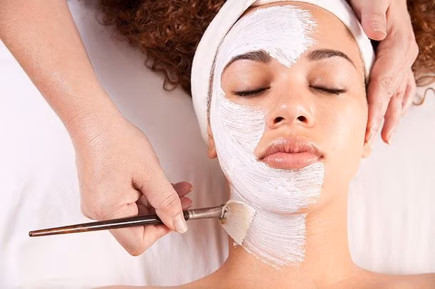 Các bác sĩ da liễu cho rằng đắp mặt nạ trên mặt sau khi tắm có thể làm khô da. Tốt nhất bạn nên bôi kem dưỡng ẩm sau khi tắm.