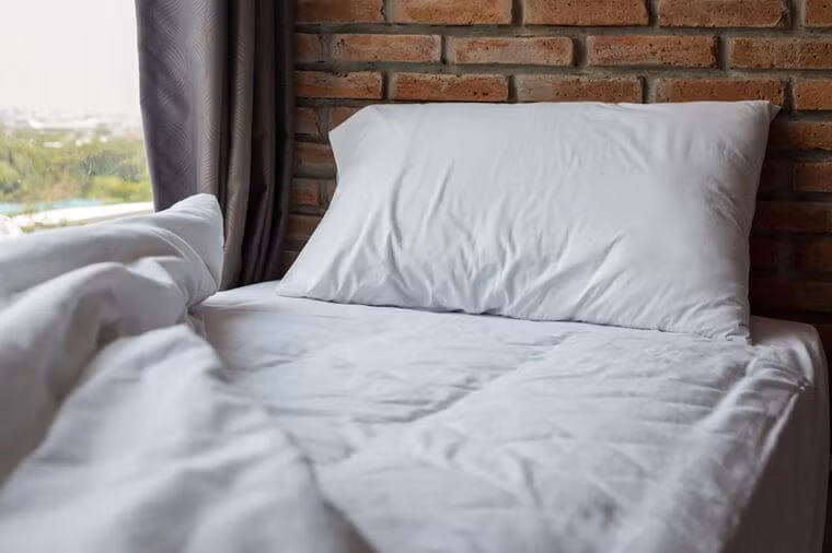Làm lạnh tấm nệm của bạn: Bạn có thể đặt các gói nước đá gel mềm lên trên tấm nệm và bên dưới tấm ga trải giường. Cách này sẽ giúp giường ngủ trở nên mát mẻ hơn.