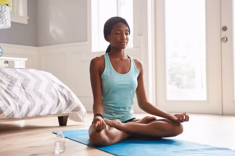 Hít thở như người tập yoga: Lần tới khi bạn cảm thấy quá nóng, hãy hít thở vài phút sau khi tập yoga. Hít vào qua miệng, giữ hơi thở và từ từ thở ra qua mũi của bạn. Lặp lại 5-10 lần.
