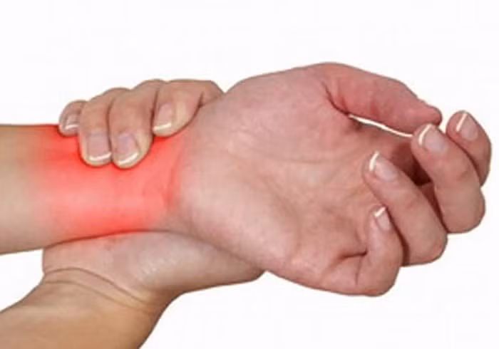 Nguyên nhân nguyên phát: Nguyên nhân bệnh gout gắn liền với yếu tố gen di truyền, cơ địa. Đây là các trường hợp có sự tổng hợp purin nội sinh cao hơn người bình thường vì vậy nồng độ acid uric trong máu cũng tăng theo theo tỷ lệ thuận.