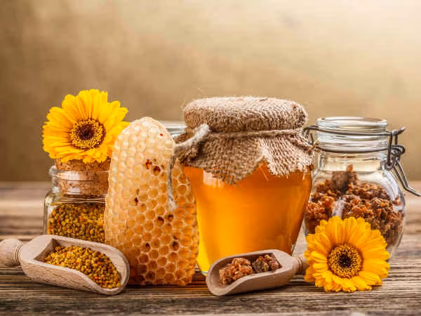 Mật ong vừa giúp se lỗ chân lông vừa dưỡng ẩm và tăng mức đàn hồi của làn da. Bạn có thể trộn một ít nước chanh vào mật ong để tăng thêm lợi ích làm sáng da.