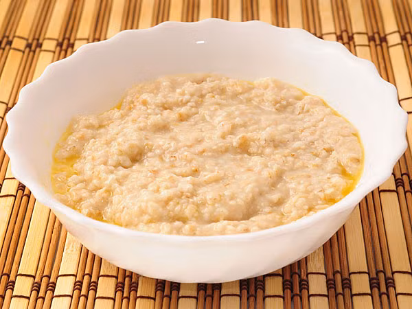 Bột yến mạch giúp thu nhỏ các lỗ chân lông cho da. Trộn bột yến mạch với sữa hoặc sữa chua và chà hỗn hợp lên mặt. Bạn có thể làm cách này hai lần mỗi tuần.