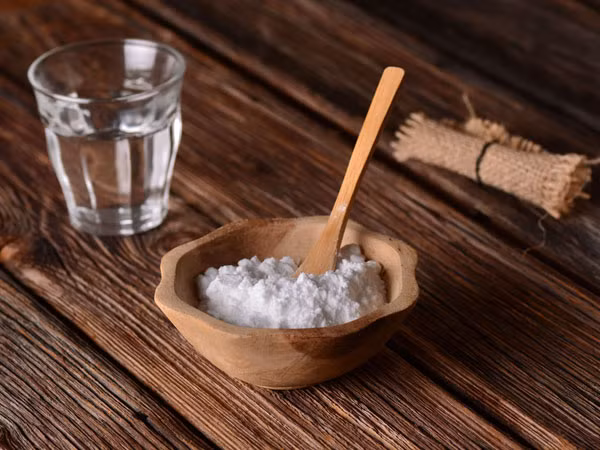 Trộn baking soda với nước để có hỗn hợp mịn bôi lên mặt và tiếp tục massage.