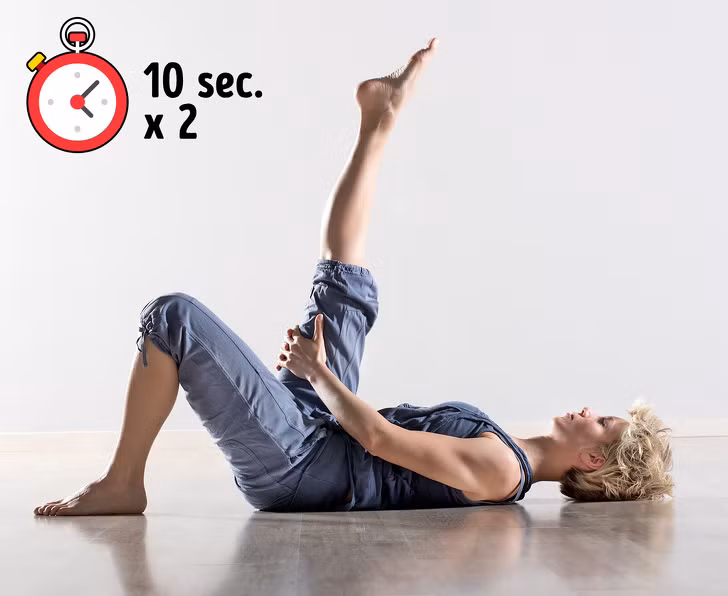 Hamstring stretch: Nằm ngửa với một chân chống lên. Dùng hai tay đỡ chân phải co lên hướng trần nhà, không cong đầu gối. Khi lưng dưới có cảm giác kéo căng, hãy giữ nguyên tư thế lâu nhất có thể và lặp lại với chân kia. Đây là tư thế giúp giảm đau lưng hiệu quả.
