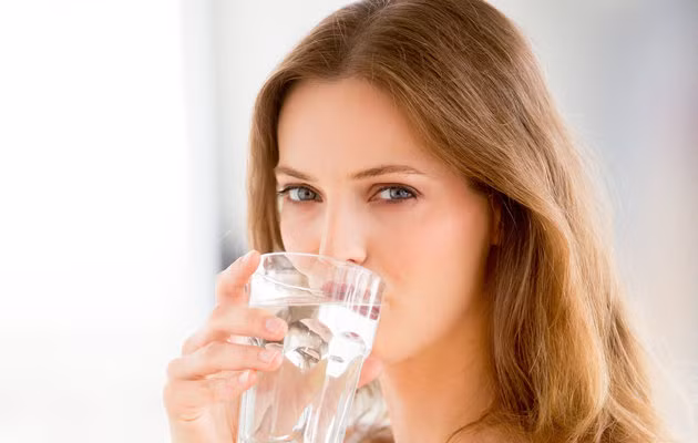 Uống nước trước và sau khi ăn 1 tiếng là thói quen tốt cho quá trình tiêu hóa thức ăn. Đặc biệt, với những người muốn giảm cân thì uống nước trước bữa ăn sẽ giúp bạn kiểm soát tốt hơn lượng thức ăn được nạp vào cơ thể.