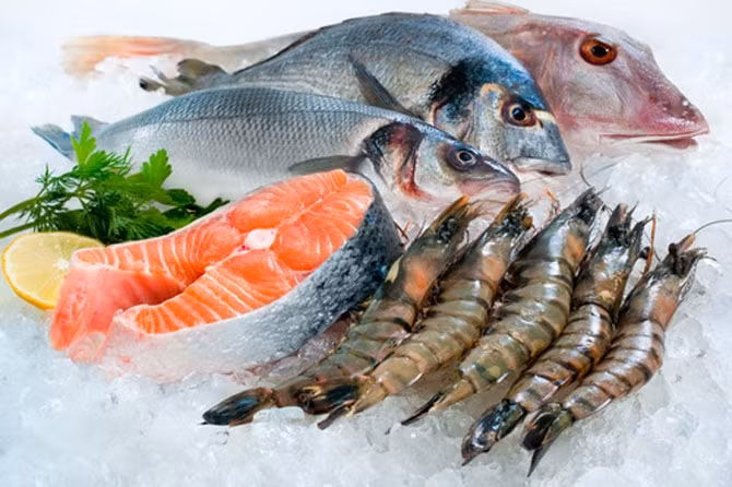 Bạn nên ăn cá chứa Omega-3 ít nhất mỗi tuần một lần để giúp bảo vệ chức năng não và giảm nguy cơ bệnh Alzheimer, trầm cảm, bệnh tim và viêm khớp.