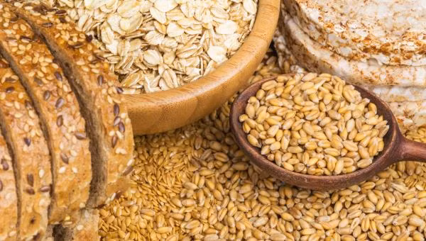 Ăn các loại ngũ cốc nguyên hạt như lúa mì nguyên chất, yến mạch, gạo nâu... giúp giảm nguy cơ mắc bệnh tim và tiểu đường.