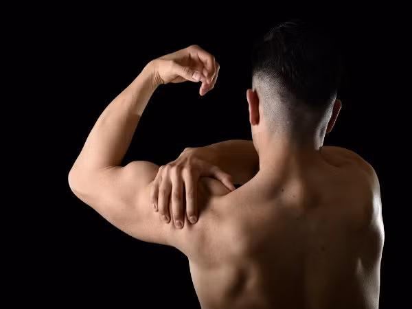 Sữa hạnh nhân có chứa riboflavin, một dạng vitamin B hoạt động cùng với các chất khoáng khác như sắt để điều chỉnh sự tăng trưởng và sức mạnh của cơ. Sữa hạnh nhân cũng là một nguồn protein tuyệt vời, giúp cơ thể duy trì và sửa chữa tế bào và mô.
