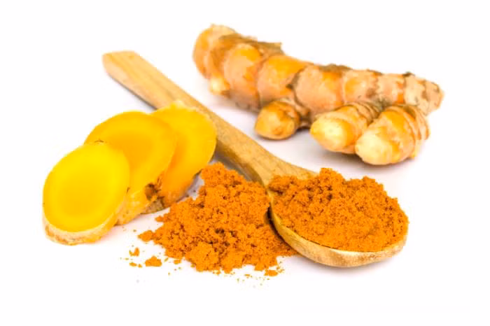 Sử dụng bột nghệ trộn với nước thành hỗn hợp sền sệt bôi lên khu vực mụn nhọt và làm sạch tai sau khi khô. Ảnh: Internet.