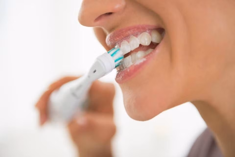 Đánh răng thường xuyên hơn: Đánh sạch răng chính là bí quyết giúp bạn giảm cảm giác thèm ăn, từ đó giúp giảm cân hiệu quả.