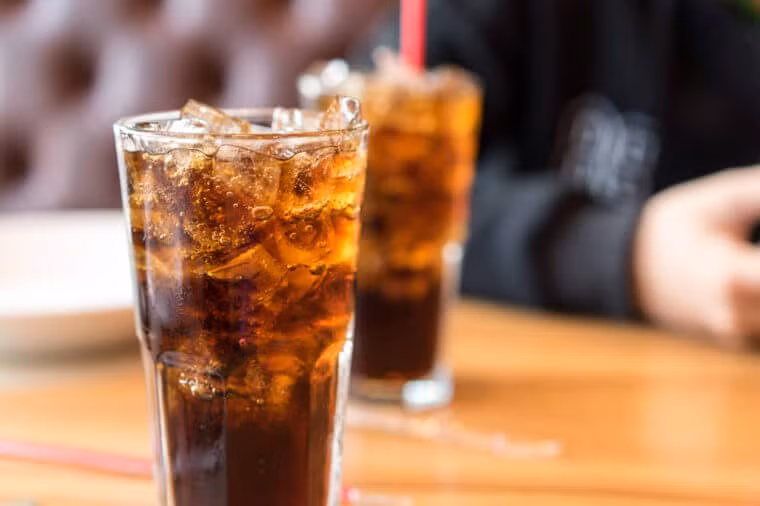 Nước ngọt chứa nhiều đường và bạn càng ăn nhiều đường thì cơ thể bạn càng bị viêm. Aspartame là một thành phần phổ biến trong các loại đồ uống có gas. Nó chặn việc sản xuất serotonin dẫn truyền thần kinh (chất giúp duy trì cân bằng tâm trạng) và khiến bạn dễ bị đau đầu.
