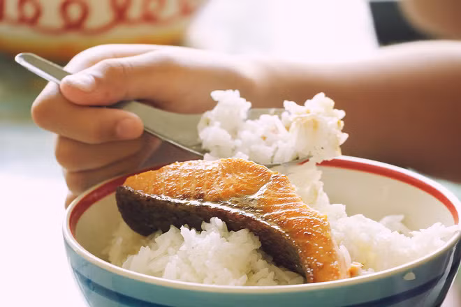 Không ăn cá: Ăn loại cá béo như cá hồi, cá thu, cá ngừ đều rất giàu axit béo omega 3 nên giúp ngăn ngừa nguy cơ mắc bệnh tim mạch và giảm đáng kể nguy cơ mắc bệnh tiểu đường. Ảnh: RD.