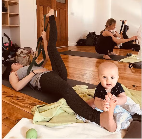 Tập thể thao với một đứa bé xung quanh: Các lớp yoga của mẹ và bé đã trở nên ngày càng phổ biến gần đây. Phụ nữ chứng minh rằng họ có thể tập thể dục ngay cả khi có một em bé.