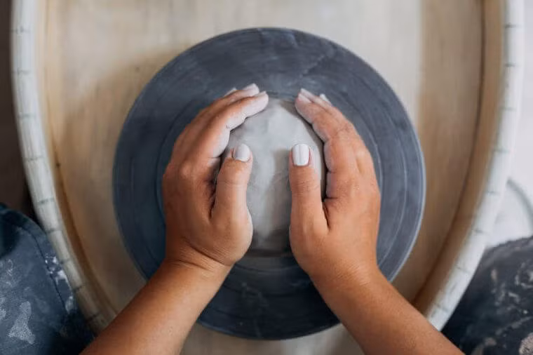 Ngoài ra, bạn có thể chọn chơi một môn thể thao hay tham gia lớp học vẽ, nấu ăn, cắm hoa... Đó là những cách giúp cuộc sống thêm thú vị và không sợ stress nữa.