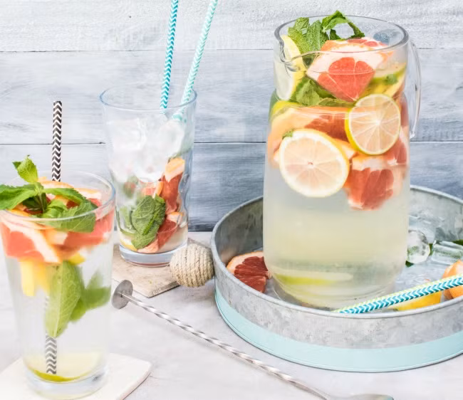 Giữ ẩm cả bên trong và bên ngoài để giúp đôi môi luôn mềm mịn. Hãy chắc chắn rằng bạn uống nhiều nước hàng ngày và sử dụng son dưỡng ẩm môi.
