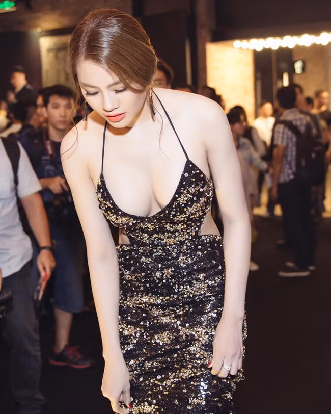 "Cô ấy là đệ nhất mỹ nữ Việt Nam, nghệ danh Linh Chi. Chân dài 9X là diễn viên điện ảnh và truyền hình nổi tiếng", tờ 163 viết.