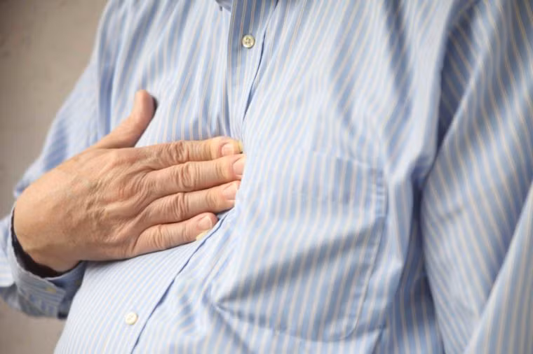 Sụt cân: Nếu bạn không thực hiện bất kỳ biện pháp hay chế độ giảm cân nào mà cơ thể vẫn sụt cân thì bạn nên thăm khám. Đây là dấu hiệu viêm dạ dày mà cơ thể muốn cảnh báo bạn.