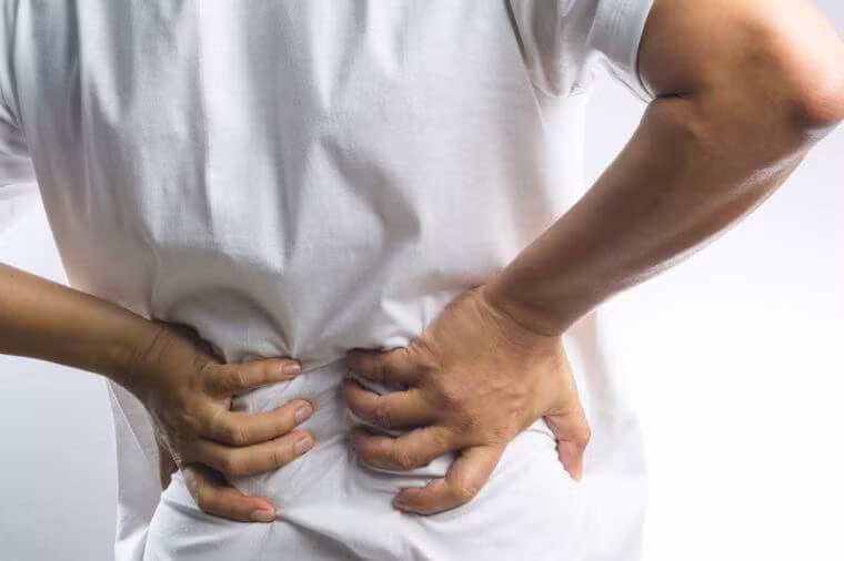 Bị đau lưng: Cơn đau do loét dạ dày có thể di chuyển lên lưng bạn. Nếu vết loét xâm nhập qua thành ruột, cơn đau có thể trở nên mãnh liệt hơn, kéo dài hơn và khó giảm đau hơn. Ảnh: RD. 