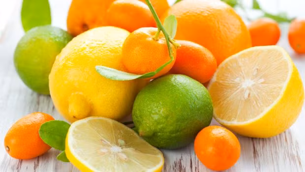 Các loại trái cây chua như cam, kiwi và chanh là một nguồn cung cấp vitamin C rất tốt. Vitamin này rất quan trọng cho việc giải độc gan (và để tăng khả năng miễn dịch), bạn nên thêm những trái cây này vào chế độ ăn hàng ngày.