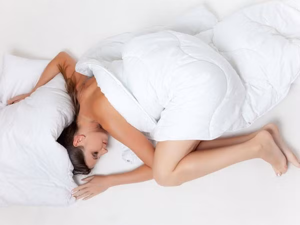 Cặp vợ chồng ngủ và âu yếm mà không mặc đồ lót thường cảm thấy gắn kết nhiều hơn. Khi thân mật, cơ thể sẽ thúc đẩy sự giải phóng một hormon gọi là oxycontin làm giảm căng thẳng và cải thiện sự liên kết thể chất và tình cảm giữa hai người. Nó cũng kích thích sự bài tiết melatonin có tính chống lão hóa và giúp bạn trẻ trung.