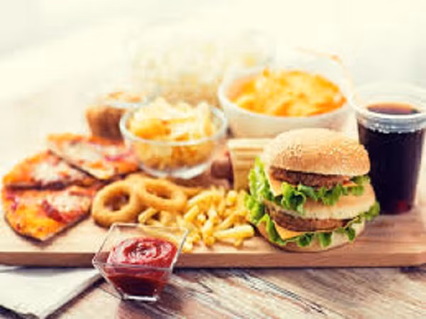 Sau đây là một vài lời khuyên có thể giúp bạn ăn trưa lành mạnh tại văn phòng nhằm tránh bệnh tật. Chúng ta thường chọn những đồ ăn nhanh trong giờ làm việc vì chúng khá tiện lợi. Tuy nhiên, đồ ăn nhanh lại nhiều chất độc và calo, khiến bạn tăng cân nhanh.