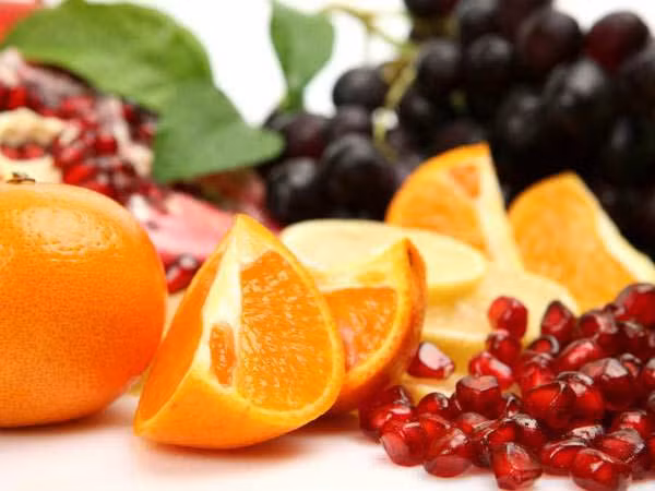 Nếu muốn ăn vặt tại chỗ làm, hãy chọn các thực phẩm lành mạnh như hạt điều, hạnh nhân, hạt dẻ cười, salad rau quả...