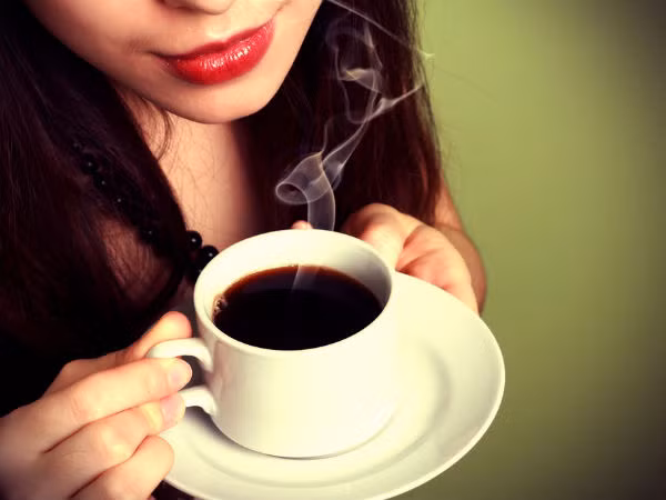 Nhiều nhân viên văn phòng thường uống cà phê và các đồ uống chứa caffein khác để tỉnh táo trong cả ngày. Tuy nhiên, khi dùng quá nhiều caffeine, đặc biệt với đường, có thể gây tăng cân, căng thẳng, tiểu đường và các bệnh khác.