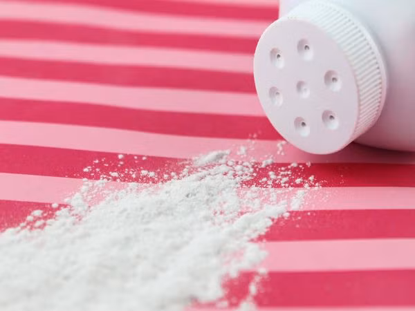 Phấn rôm em bé cũng có rất nhiều tác dụng làm đẹp. Bạn có thể dùng nó để thay thế kem che khuyết điểm dưới mắt. Ảnh: Boldsky.