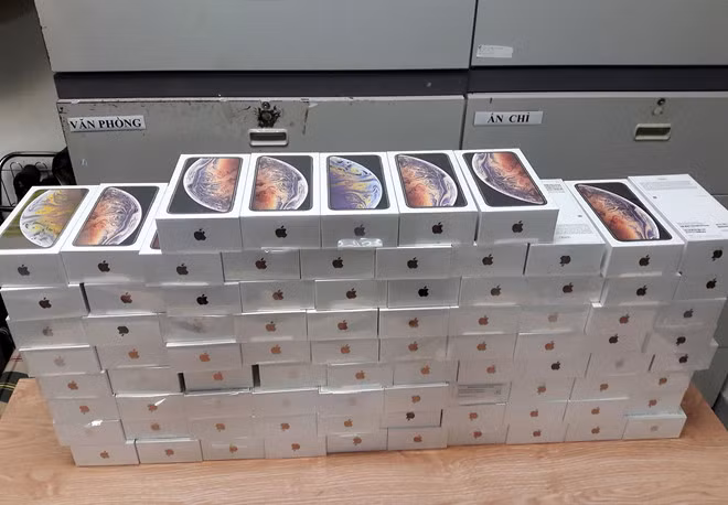 4 du khach giau 250 iPhone XS nhap canh vao Viet Nam