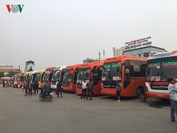 Hôm nay 14/2 (tức 29 Tết), ngày đầu chính thức nghỉ Tết, các bến xe, đường phố Hà Nội đều rất thông thoáng, khác hoàn toàn so với những Tết trước.