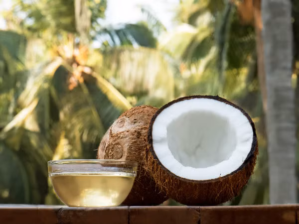 Dấm dừa giàu các khoáng chất quan trọng như kali, sắt, photpho, magiê, lưu huỳnh, kẽm, mangan và đồng. Kali là cần thiết để cân bằng các chất điện phân, trong khi phốt pho hoạt động với canxi để xây dựng xương và sắt là cần thiết cho việc tạo ra các tế bào hồng cầu.