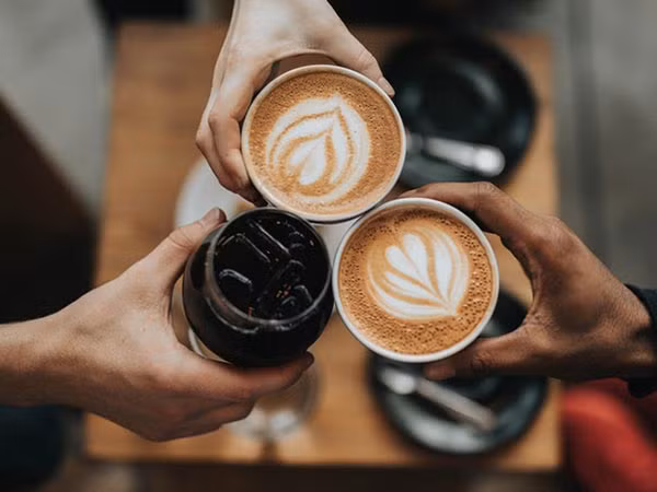 Cà phê có hàm lượng caffeine cao có thể khiến bệnh tiêu chảy nặng hơn. Hãy dùng loại trà thảo dược không chứa caffeine là điều tốt nhất để làm dịu dạ dày khi bị tiêu chảy. Ảnh: Boldsky.