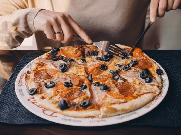 Những người đang niềng răng không nên ăn bánh pizza đế mỏng vì nó rất giòn và mỏng. Cắn vào vỏ bánh pizza chắc chắn sẽ ảnh hưởng đến răng và niềng răng của bạn. Nếu vẫn thích ăn pizza, bạn có thể đặt bánh vỏ mềm. Nguồn ảnh: Boldsky. 