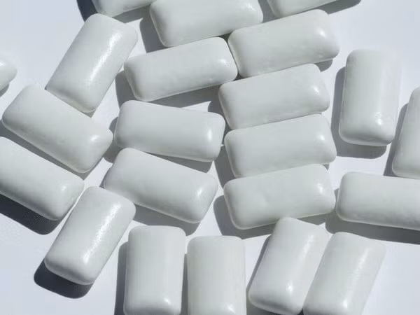 Đừng nhai kẹo cao su vì nó có thể dính vào niềng răng và phá vỡ các thành phần kim loại trên răng của bạn.