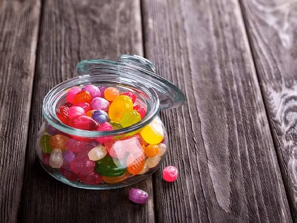 Kẹo cứng và dính có thể ảnh hưởng xấu tới bộ phận niềng răng. Thay vào đó, hãy thử ăn sữa chua hoặc bánh mềm để hạn chế sự thèm ăn của bạn.