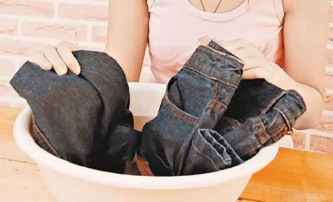 Khi giặt, vò quần thì chúng ta nên cho vào nước ấm để chất bẩn được giặt sạch một cách dễ dàng hơn. Sau khi giặt xong hãy nhúng quần vào nước lạnh để giúp cho quần jean của bạn giữ màu lâu hơn, các sợi vải cũng không bị sờn cũ.