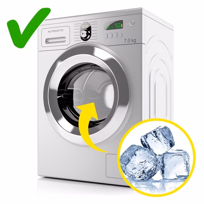 Với quần jean thì tốt nhất là nên giặt bằng tay, vì giặt bằng máy sẽ khiến cho quần nhanh bị phai màu hơn và nhanh bị hỏng hơn.