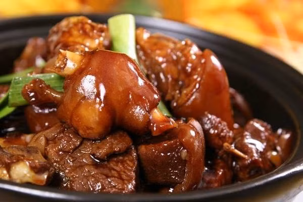 Món thịt kho thường có mặt trong mâm cơm ngày Tết của người miền Nam. Theo các chuyên gia dinh dưỡng, mỗi phần thịt kho 150g sẽ tương ứng khoảng 250 calo.