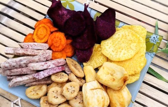 Các loại hoa quả sấy như chuối sấy, mít sấy, khoai sấy,... ngày càng phổ biến trong ngày Tết của mỗi gia đình. Đây cũng là món ăn nhiều đường khiến bạn dễ tăng cân.