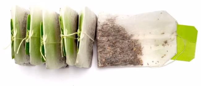 Ngay cả trong bao bì kín và khép kín, túi trà cũng nên bị vứt đi sau 6 tháng mở ra bởi chè có khả năng lên men.