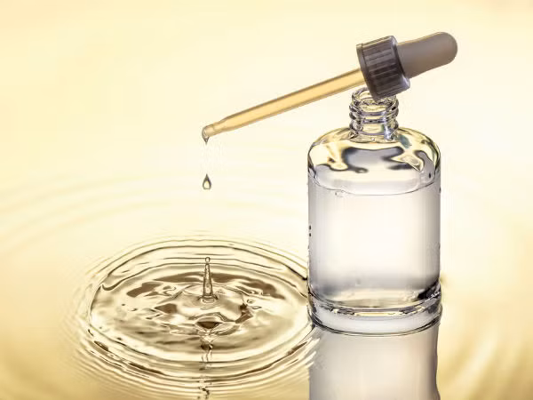 Nước làm đẹp đã trở thành một sản phẩm chăm sóc da yêu thích của các cô gái vì nhiều lợi ích. Nó được biết là có một tác động nhẹ nhàng trên da và cũng dưỡng ẩm da.